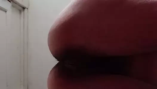 Çıplaklar için spor yogası. kıllı milf çıplaklar spor salonunda çıplak yoga yapıyor. inanılmaz manzara