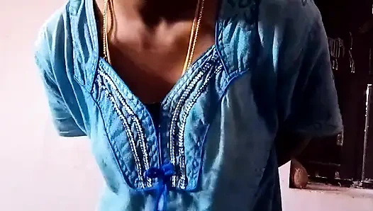 Tamil kız meme gösterisini parmaklıyor