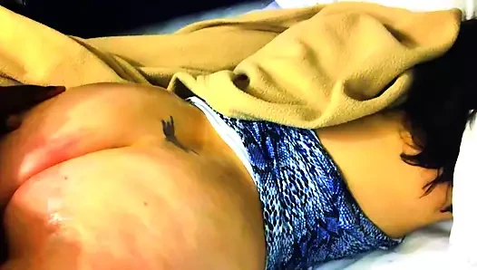 Pawg siyah efendiden yüzüne büyük bir döl alıyor