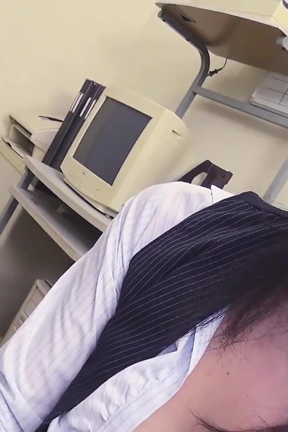 Японской крошке жестко отдолбил ее куст коллега по работе после того, как она отсосала у него