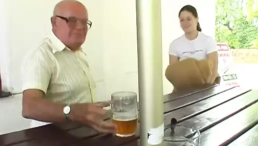 Yaşlılar bebekleri sikiyor - dede Mireck başka bir gençle sikişiyor