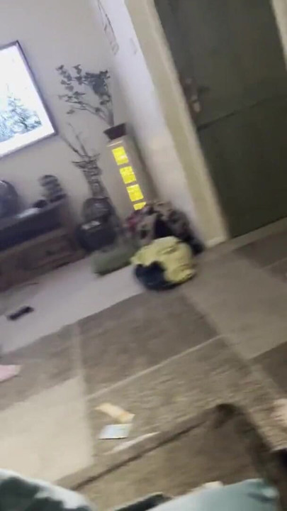 Karısı tarafından mastürbasyon yaparken yakalandı ve şanslı bir oral seks bitirdi - ev yapımı video | Klip 1