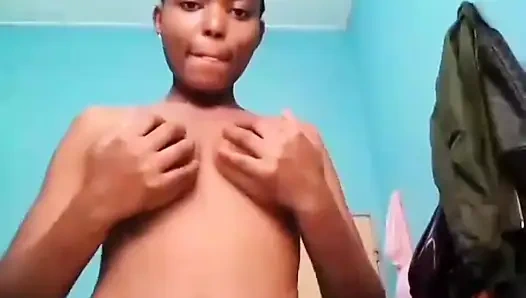 Güzel kız eğlenmek için götünü sallıyor