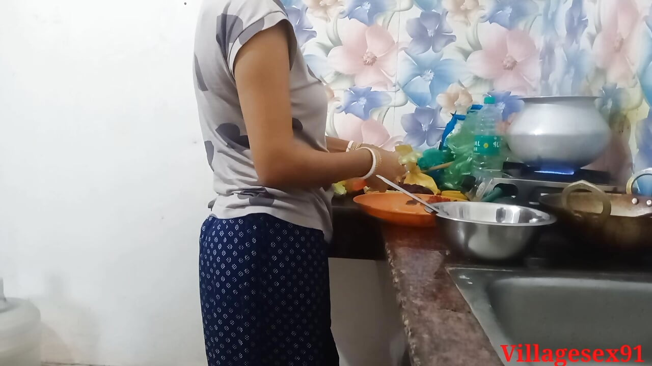 Evli kadın mutfakta kırmızı sari içinde