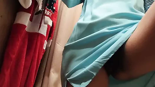 Büyük memeli kıllı latin. Amatör evli kadın kıyafetlerini deniyor