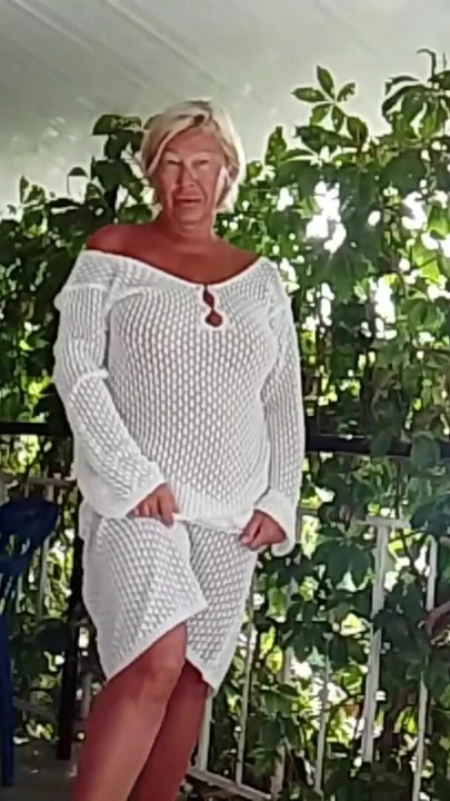 Otelin balkonunda temizlikçi bayan deli ailesini sikiyorum.Asıl mesele güvenlik ve komşuların görmemesi. Aksi takdirde sorunlar olacaktır. | Klip 1