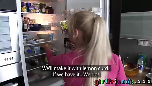 Kız sıcak sarışın ve esmer var sıcak lezbiyen seks içinde