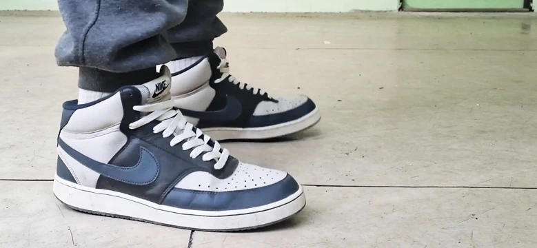 Ayaklarımda Nike ayakkabıları