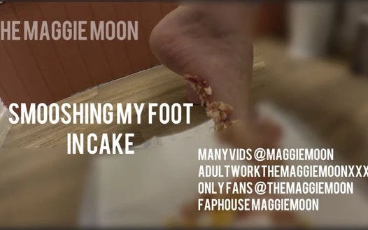 Ayağımı pastaya sallıyorum