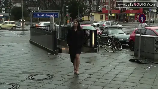 Ateşli kız sokakta sevgilisi tarafından bağlanıyor