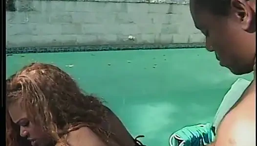 Zenci ateşli janet jacme sikiliyor ve ünlü yapımcı tarafından havuzun yanında tombul götünü döllüyor