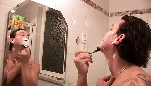 Kıllı genç kız amını tıraş ediyor ve sikiyor