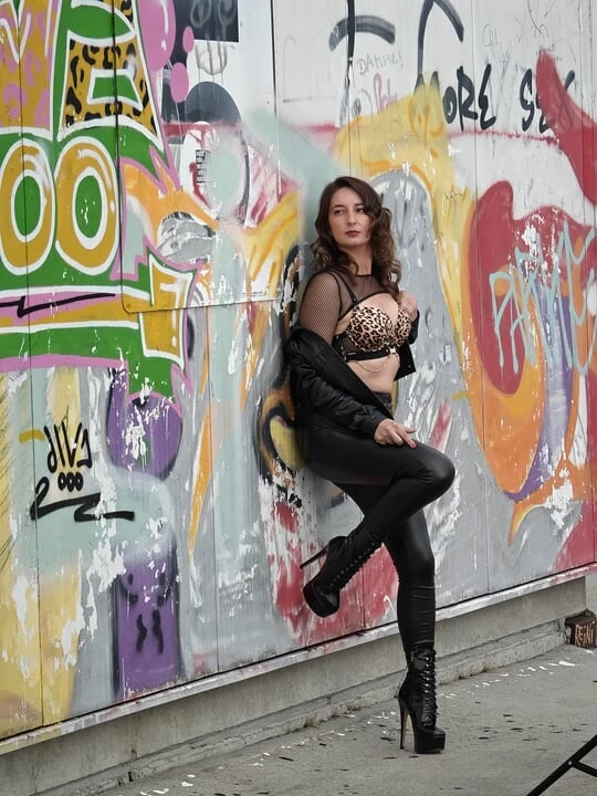 Ariel делает фотосессию в парковочной площадке, а затем ее отвезли.