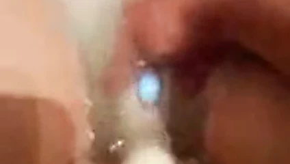 Elle se masturbe avec son jouet