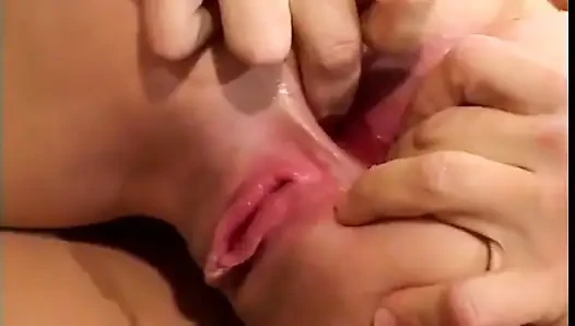 Edepsiz sürtük azgın adam tarafından göt deliğini siktiriyor