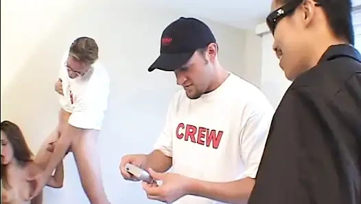 Dik memeli ve adil saçlı salacious sarışın genç kız Roxy Jezel aynı anda üç yarak emmeyi seviyor