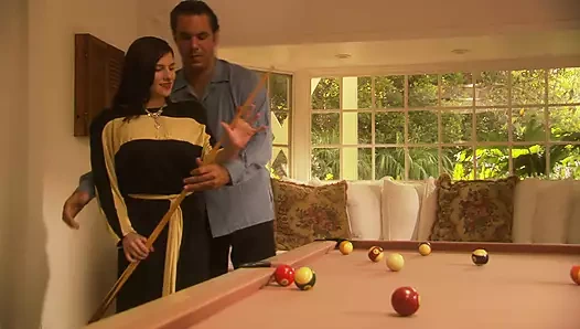 Bir bilardo oyununu kaybettikten sonra rakibine götünü veriyor