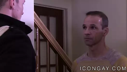 Kaslı olgun homo baştan çıkarır ve eşek genç sporcu sikikleri