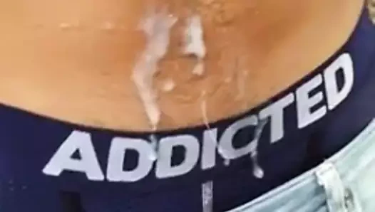 Sıcak oğlan ihtiyaçlar işemek ve boşalmak içinde kamu parc