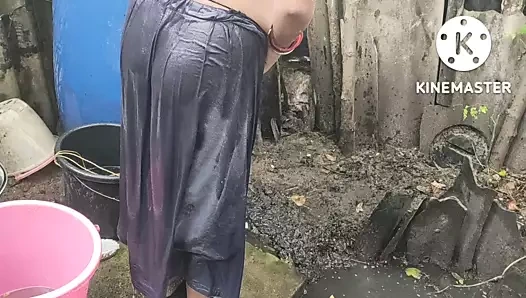 Anita yada dışarıda üstsüz banyo yapmak