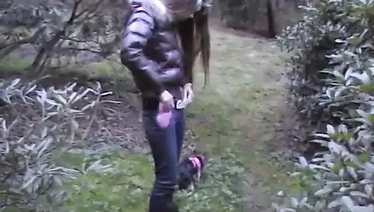 Mooie euro babe pijpt lul buitenshuis voordat ze in huis neukt
