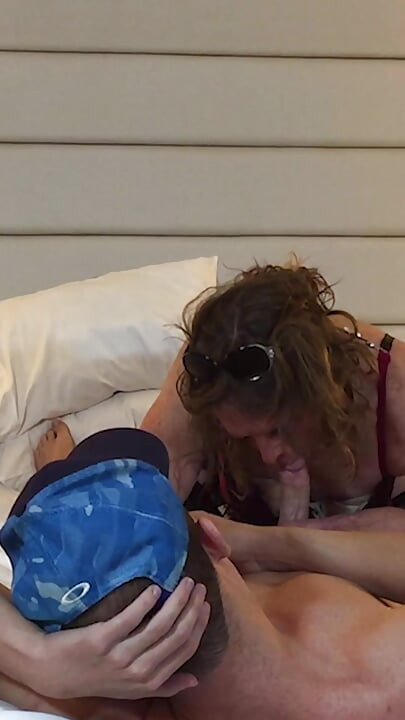 Olgun travesti sikişiyor ve gırtlağına kadar alıyor - derleme 8