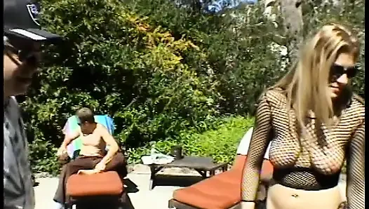 Seksi porno yıldızlarının aksiyona hazırlanırken kamera arkası görüntüleri