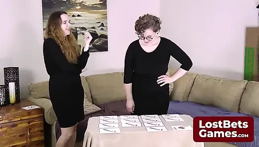 Her iki kız da striptiz hafıza kartı oyununda