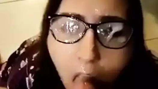 Cum üzerinde karısı gözlük