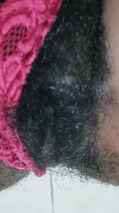 Külotunu bir kenara koyan güzel olgun orta yaşlı seksi kadın kıllı amcık | Klip 2