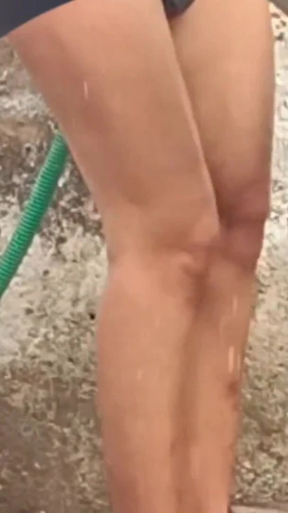 Üvey kız kardeş açık havada açık banyoda iç çamaşırıyla banyo yapıyor, kız kardeş çok güzeldi. | Klip 1