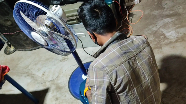 A Unique Sexy Story of a Fun Mechanic and a Fan Repairmaster - Indian Gay - Hindi Movies R