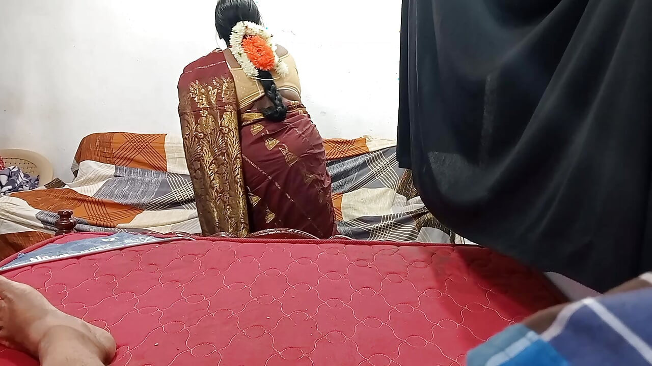Tamil üvey anne üvey oğlunu yarakla mastürbasyon yaparken yakaladı ağzı ve amcığıyla boşalmayı teklif etti