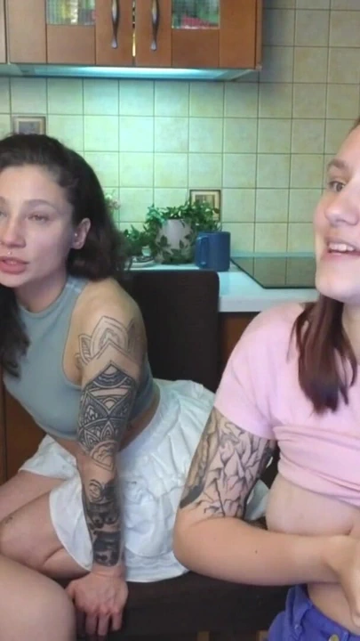 En sevgili üvey kız kardeşler dilleriyle derinden öpüşüyor | Klip 2