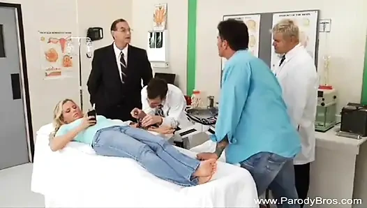 Mükemmel sarışın bal doktorda sert seks yapıyor