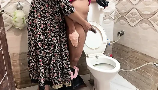 Üvey anne yaralı üvey oğlunun onu yıkamasına ve baştan çıkarmasına yardım ediyor. Sonunda sikilmeden önce yarağını emiyor