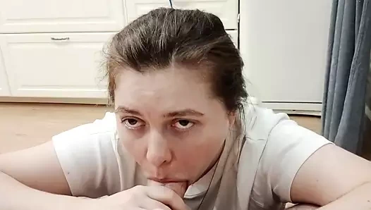 Mutfakta komşumun yarağını emdim