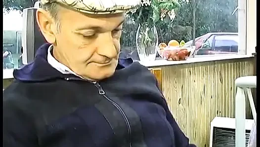 Dede yeni bir araba karşılığında genç bir kaltağı sikiyor