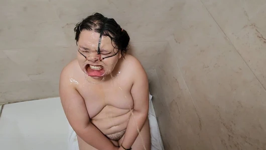 Sahibim içmem için bana sidik veriyor ve beni itaatkar kölesi gibi aşağılıyor