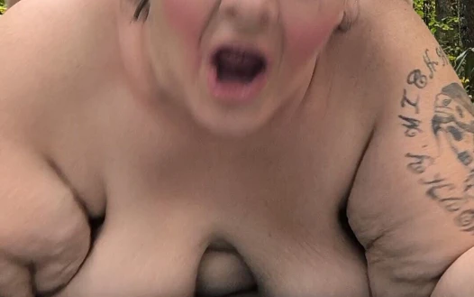 Sert yabancı onu arabada sert domaltıyor ve son derece sert