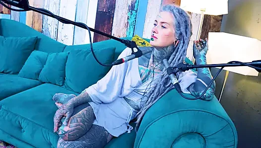 S hakkında konuşuyorum - utanç - asmr podcast sfw konuşuyor gotik sıska kız dreadlocks dövmeli model dövmeli kız