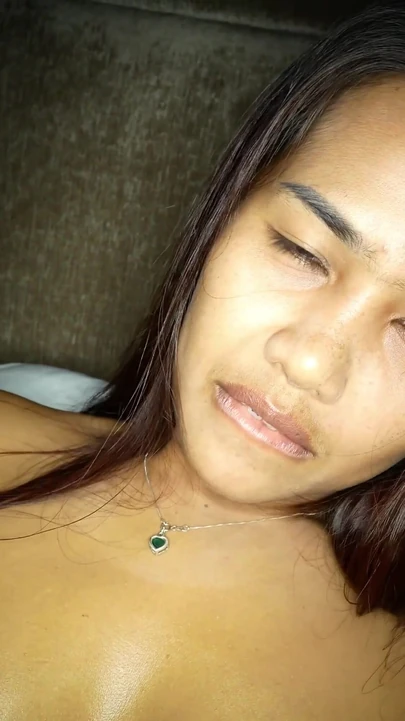 Ateşli Taylandlı evli kadın amatör kocasına amından önce götünü sikiyor | Klip 1