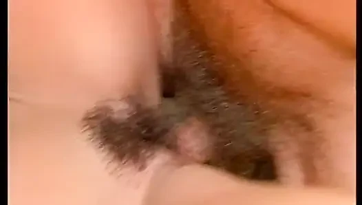 Güzel orta yaşlı seksi kadın spor salonunda yırtık bir adamın yarağının üstüne çıkıyor
