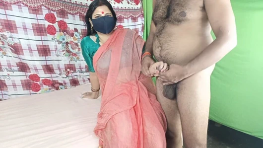 Baldız, kayınbiraderi şişman yarağıyla oynadıktan sonra arkadan sikiliyor.