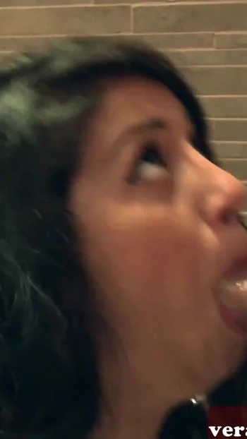 Незабываемый момент из "Немецкая миниатюрная тинка жестко трахается в ванной с игрой со спермой"