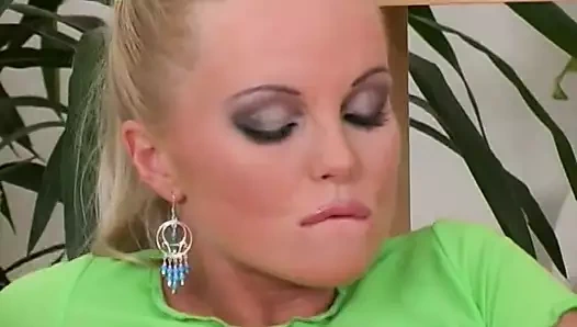 Sıcak sarışın fahişe ile harika göğüsler sikikleri kendini doggystyle ile seks oyuncak