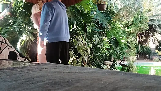 Bahçede Eğleniyor Sarışın Yarak Suklıyor