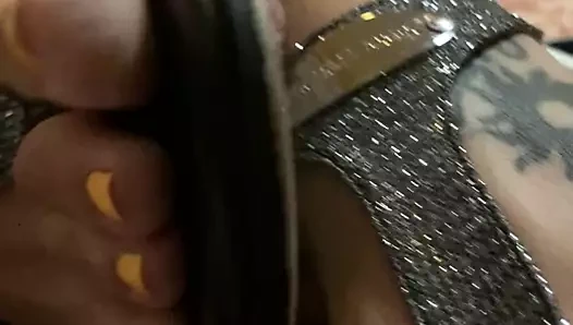 Yine sarı ayak parmakları ve sandaletlerle