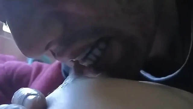 Kız arkadaşımın memelerini emiyor ve emziren sağıyor