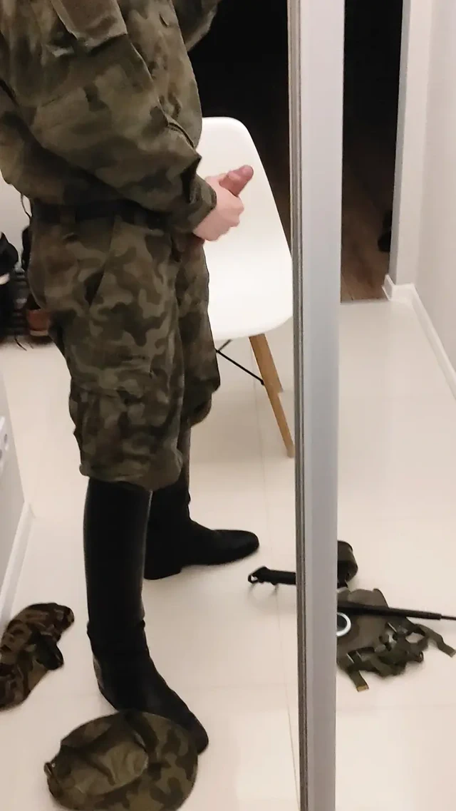 Bir asker askeri subay botlarıyla mastürbasyon yapıyor